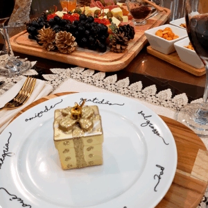 Prato de sobremesa branco com as palavras "alegria", "amizade", "gratidão", "sal grosso", "paz", "amor" e "paranauê" inscritos na borda.