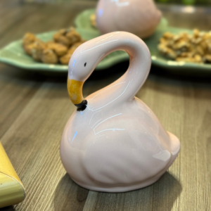 Flamingo Decorativo em Cerâmica em destaque em mesa posta