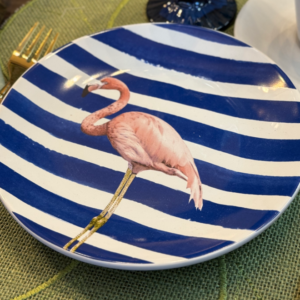 Unidade do conjunto de pratos de sobremesa Key West, com um flamingo estampado no prato que possui listras azuis e brancas alternando entre si.