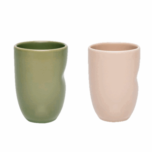 Par de copos Unni feito em cerâmica, com 320 mL de capacidade. Um copo é da cor oliva, e o outro é merengue. Ambos estão em um fundo branco.