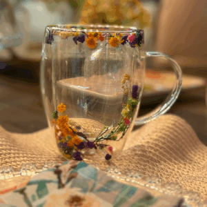 Caneca Parede Dupla Fall de vidro borossilicato 330ml sobre mesa posta