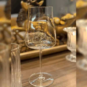 Taça parte do conjunto de taças de vinho de cristal ecológico Alex sobre uma mesa posta.