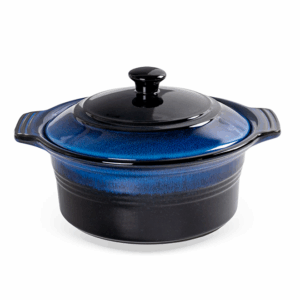 Panela com tampa em cerâmica azul e preta.