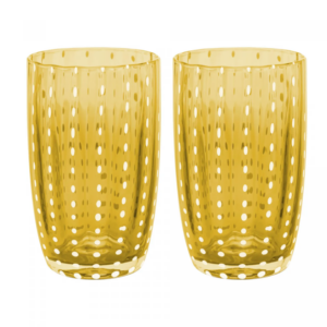 Par de Copos Altos de Vidro na Cor Orquídea estampado com bolinas brancas em um fundo branco.