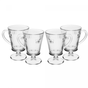 4 taças de cappuccino de vidro com relevo com borboletas desenhadas divididas em pares em um fundo branco.