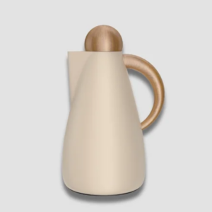 Garrafa Térmica Ayla em cor nude e madeira em um fundo cinza