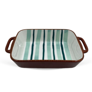 Travessa Retangular tamanho médio com exterior e alças na cor marrom e interior branco com listras azuis e verdes