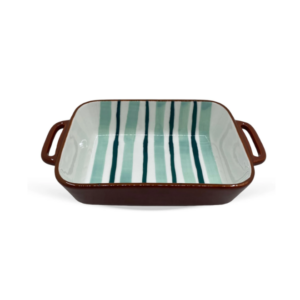 Travessa retangular pequena marrom em cerâmica com interior com listras alternando entre azuis e verdes.